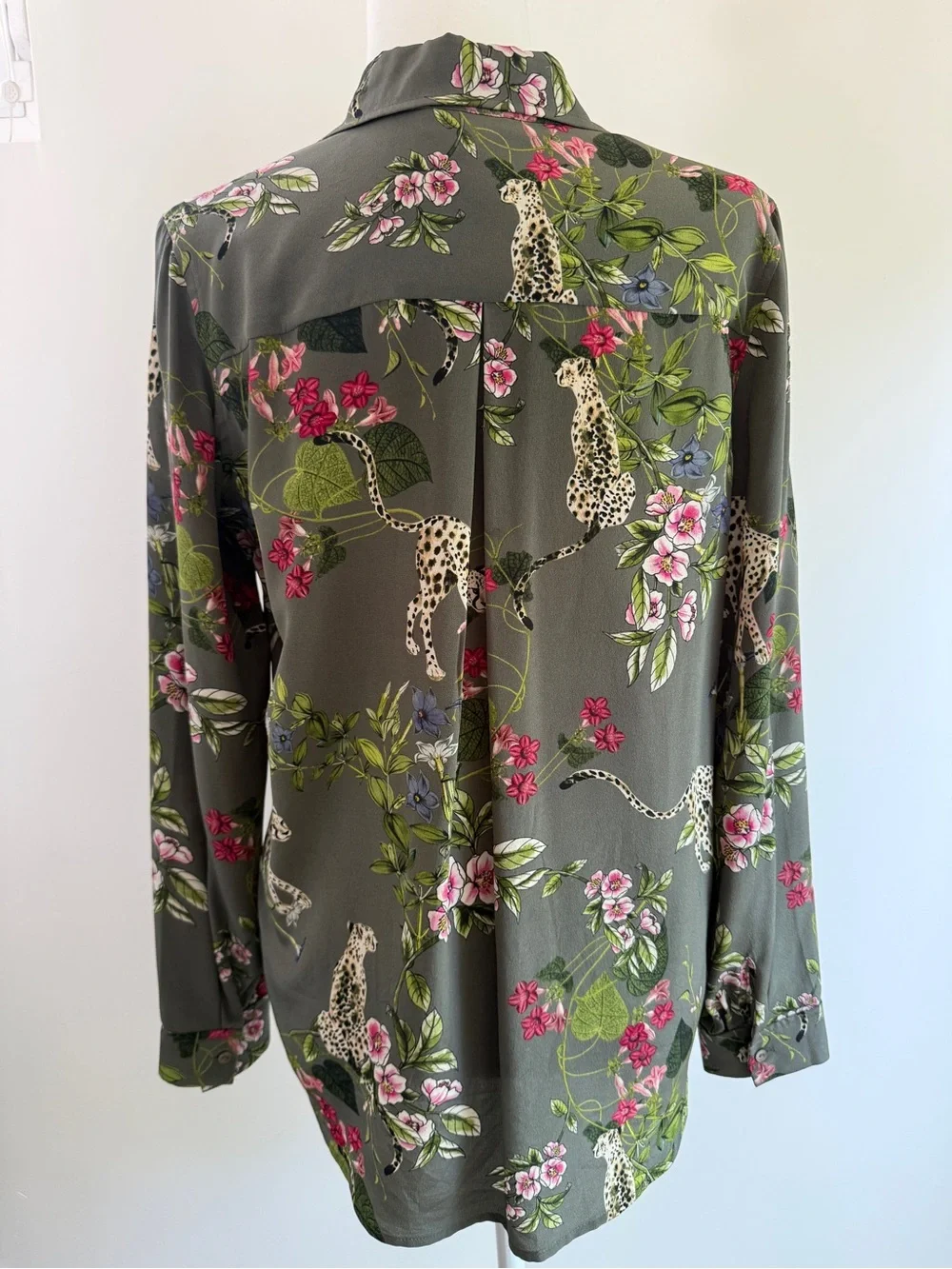 L'AGENCE Nina Jungle Print 100% Silk Button-Down Blouse - Size Small - Picture 9 of 10